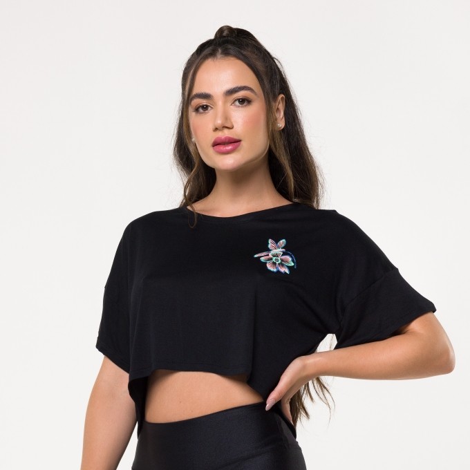 Cropped Preto com Mangas e Silk Arara Rosa Barroco